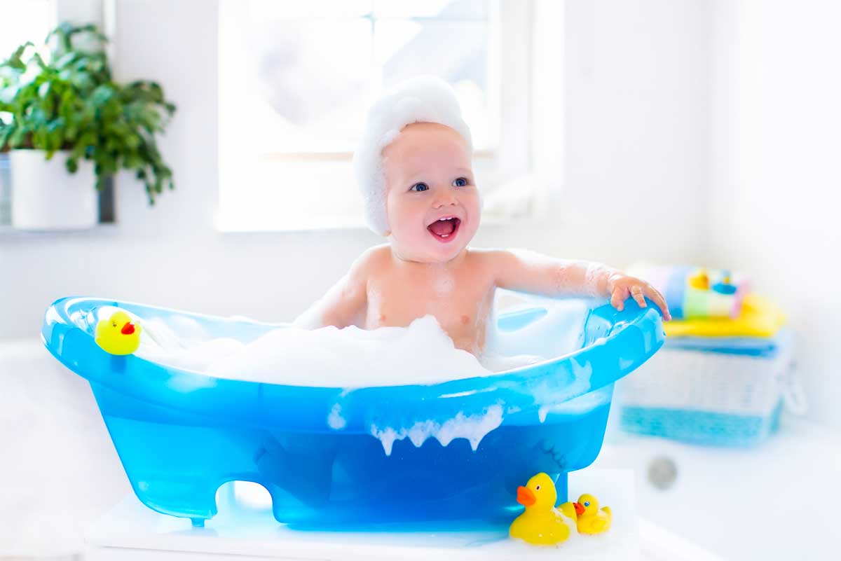 Quando e come fare il primo bagnetto del neonato: regole e consigli -  Farmae Magazine
